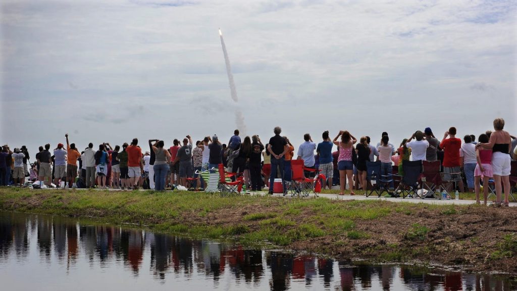 NASAの巨大ロケットの初打ち上げに予想される巨大な群衆