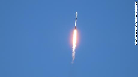 SpaceX の Falcon 9 ロケットは、韓国初の月周回衛星を搭載しています。