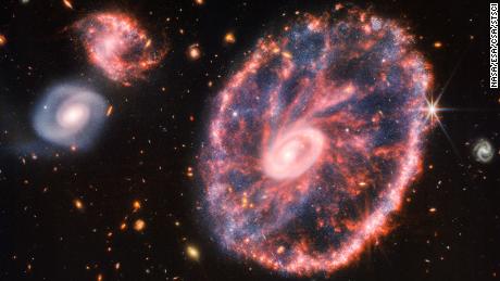 新しい Webb 望遠鏡の画像でまばゆいばかりの珍しいタイプの銀河