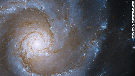 ハッブルは、設計された大きな渦巻銀河の中心をスパイします