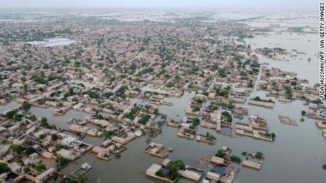 2022 年 9 月 1 日に撮影されたこの航空写真は、バロチスタン州ジャファラバード地区のデラ アッラー ヤールの町の浸水した住宅地を示しています。