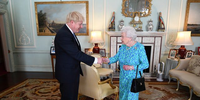 エリザベス 2 世女王は、2019 年 7 月 24 日にロンドンで新しい首相として彼を正式に紹介するバッキンガム宮殿での会合でボリス ジョンソンを歓迎します。 