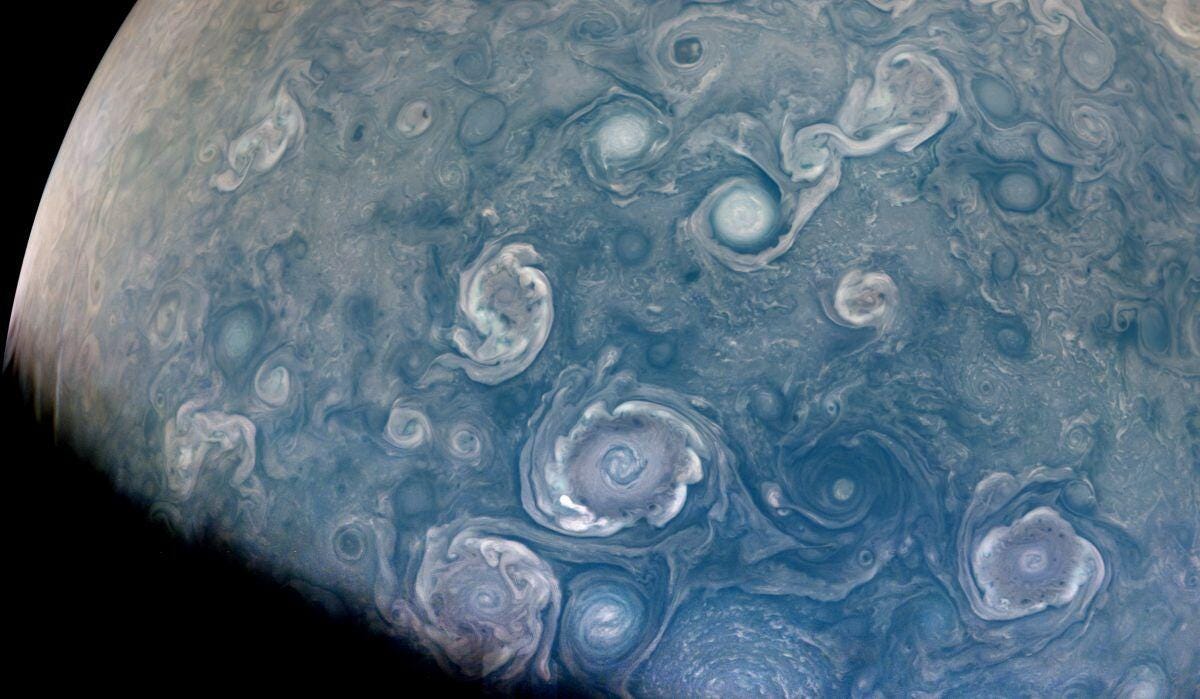 木星の巨大な嵐を表す渦のような渦の NASA の画像。
