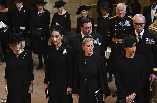左から、イギリスの女優カミラ、エリザベス 2 世女王、ケイト、ウェールズ王女、ソフィー、ウェセックス伯爵夫人、サセックス公爵夫人メーガンは、ウェストミンスター ホールでエリザベス 2 世女王の棺を受け取るためのミサに出席しました。