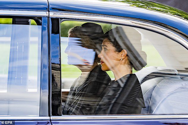 情報筋はまた、ウェセックス伯爵夫人は、ハリーとメーガンに関する王室の啓示が女王を怒らせ、彼女自身が彼らに腹を立てていることを確認できたと述べた. しかし、情報筋によると、ソフィー・ラティファは、今週、メーガン妃が彼女と同じ車に乗っているのを見て驚かなかった.