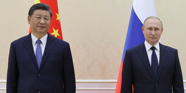 2022 年 9 月 15 日木曜日、ウズベキスタンのサマルカンドで開催された上海協力機構サミットの傍らで、中国の習近平国家主席 (左) とロシアのウラジミール・プーチン大統領が写真を撮っている.