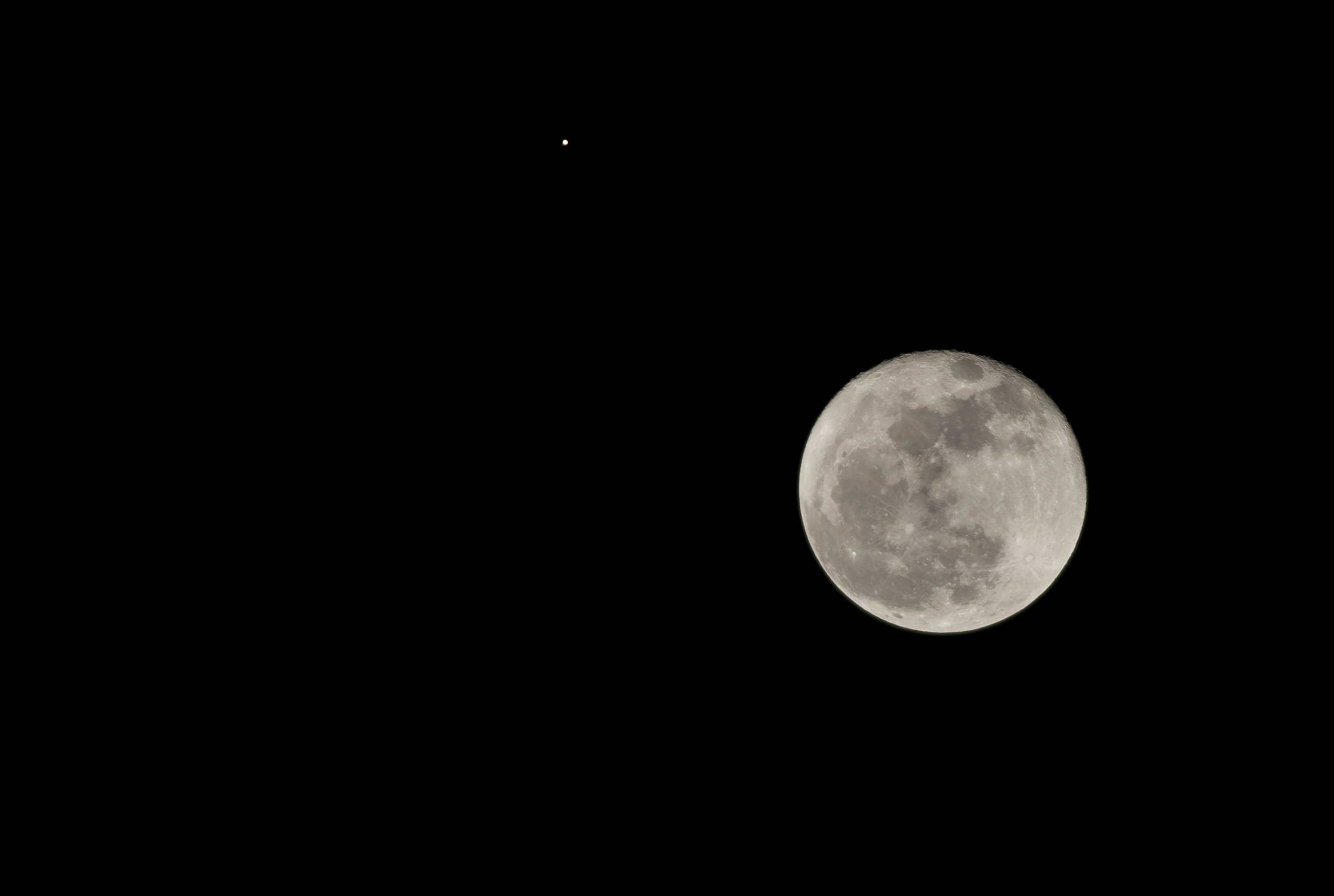 2020 年 10 月 2 日にボゴタ市から見た火星の隣にある月の眺め。