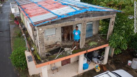 Getsabel Osorio は、フィオナがプエルトリコのルイサに到着する 5 年前にハリケーン マリアによって破壊された自宅に立っています。
