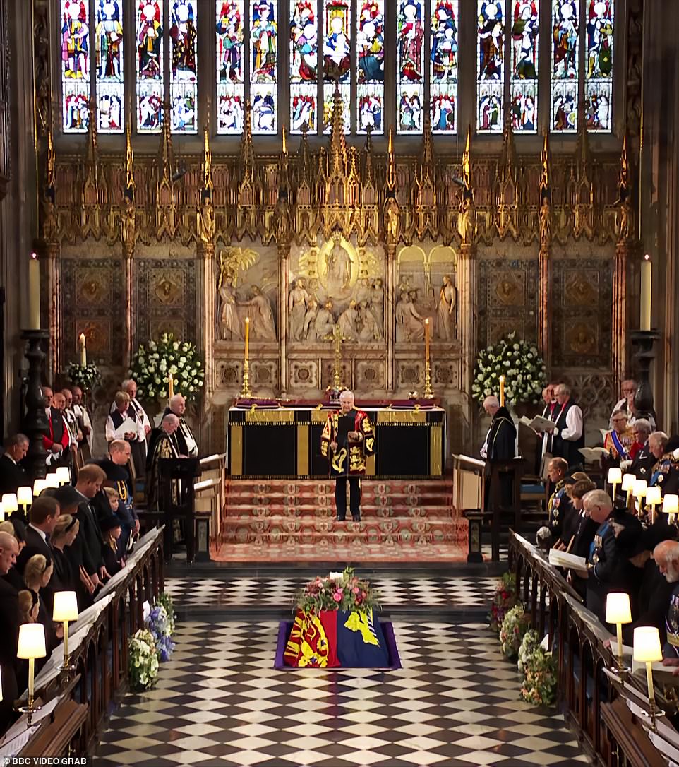 女王エリザベス 2 世の棺は、月曜日の午後のサービス中にウィンザーのセント ジョージ礼拝堂の下に降ろされました。