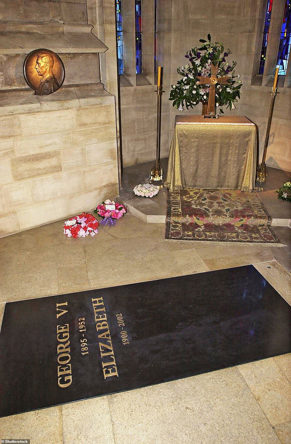 女王陛下は、夫のフィリップ王子、両親のジョージ 6 世国王、エリザベス女王の母と共に埋葬されています。 写真: 2002 年に女王の母が埋葬された、ウィンザーのセント ジョージ礼拝堂にあるセント ジョージ 6 世記念礼拝堂の石