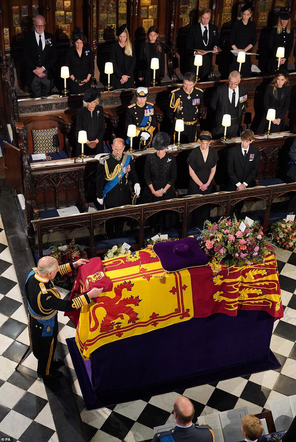 チャールズ 3 世国王は、月曜日の就役式で女王陛下の棺に擲弾兵衛兵の女王の会社のキャンプの色を置きます