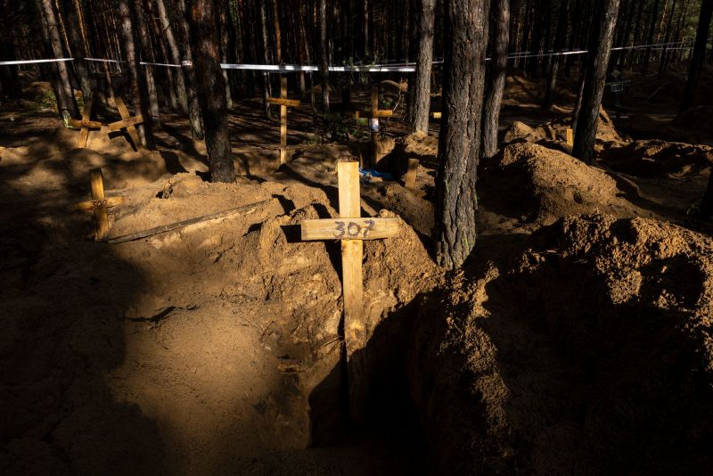 イジウムの集団埋葬地: 死体の拷問と切断の痕跡