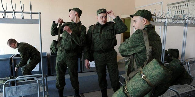 2014 年 4 月 22 日、サンクトペテルブルクの軍登録・入隊事務所で制服を着用するロシア軍の新兵。数万人のロシア軍がウクライナ東部国境に集結し、NATO は侵略の準備ができていると考えている。 