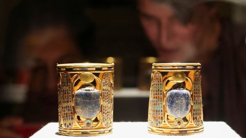 エジプト観光考古省が火曜日にカイロで開催された世界観光デーを祝う中、訪問者はエジプト博物館に展示されている遺物を見ています。 