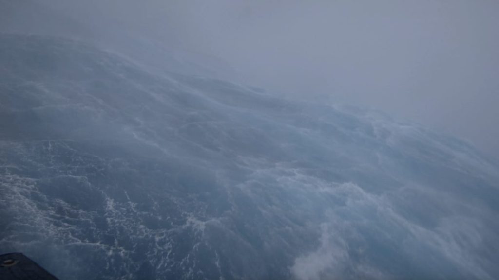 50 フィートの波の上からハリケーン フィオナのサーフィン映像を見る