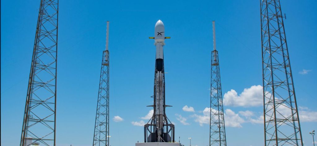 SpaceXが遅れて金曜日に54個のスターリンク衛星を打ち上げるのを見る