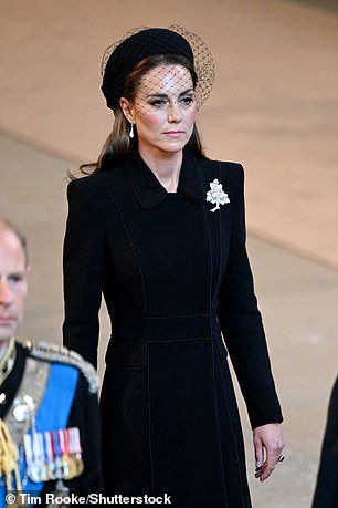 ウェールズのキャサリン妃は、バッキンガム宮殿からウェストミンスター ホールまでのエリザベス 2 世女王の棺の行列に参加します。