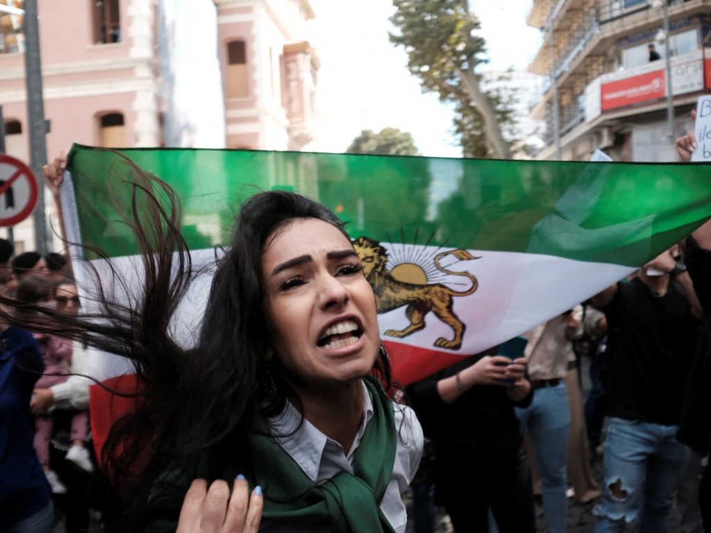 イーロン マスクが緑色に点灯し、イラン人向けのスターリンク ネットワークを有効にします。 抗議ニュース