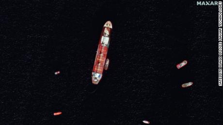 衛星画像は、ジブラルタル沖で損傷し部分的に水没した OS 35 貨物船を示しています。 