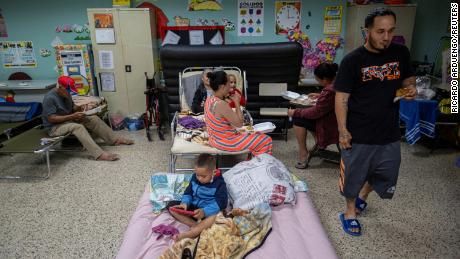 プエルトリコのグアヤニラにある公立学校に避難するハリケーン避難者。