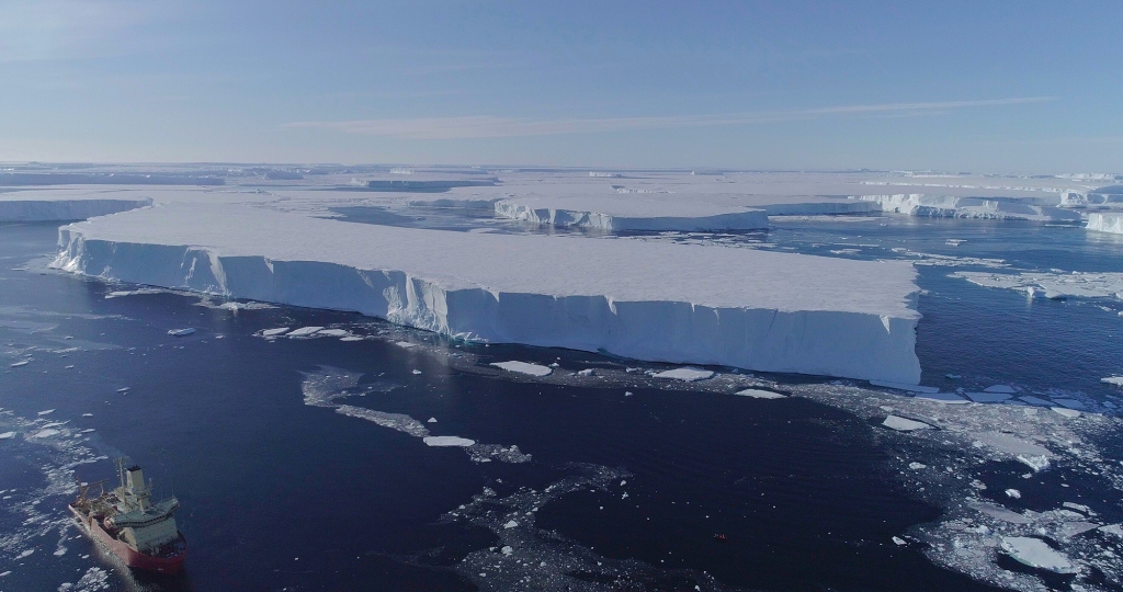科学者によると、氷河は 3 年以内に海に落ちる可能性が高いとのことです。  