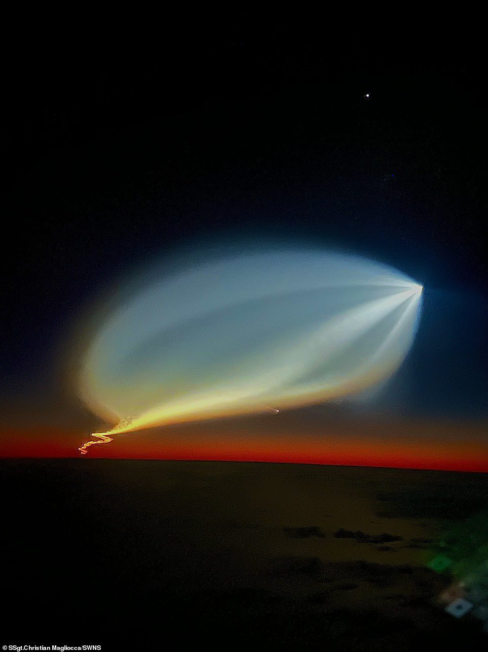 素晴らしい: 奇妙で UFO のような外観をしているかもしれませんが、空に咲く光は、実際には SpaceX ロケットの打ち上げによる放射性降下物の一部です。