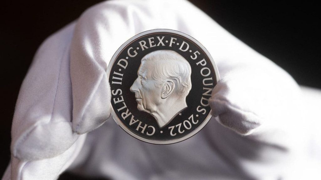 英国王立造幣局がチャールズ 3 世の硬貨の写真を公開