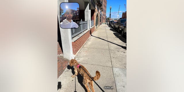 2022 年 9 月 23 日、ボストンのノース エンドで愛犬のルビーの散歩中に BeReal の写真を撮るザック パワーズ。