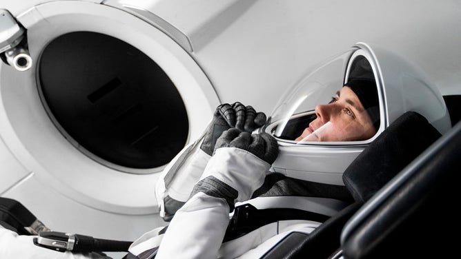 宇宙飛行士のアンナ・ケキナは、カリフォルニア州ホーソーンにあるスペースXでの訓練中に、NASAのスペースX Crew-5ミッションを国際宇宙ステーションに輸送する宇宙船のモックアップに座っています.