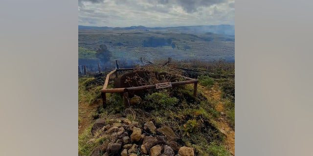 2022 年 10 月 6 日、チリのイースター島にあるラノ ララコ火山地域で燃える火から立ち上る煙。この画像はソーシャル メディアから入手したものです。 