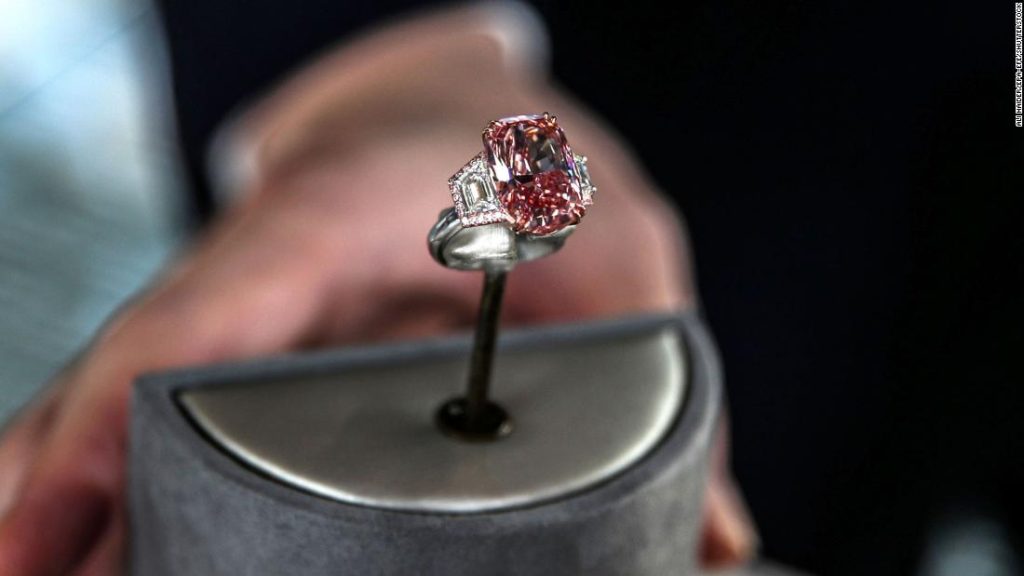この記録破りのピンク ダイヤモンド リングは、約 6,000 万ドルで販売されました