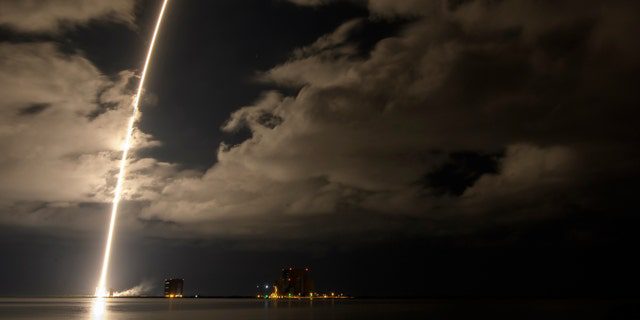 2021 年 10 月 16 日土曜日、フロリダ州のケープカナベラル宇宙軍基地にあるスペース ローンチ コンプレックス 41 から打ち上げられる、ルーシー宇宙船を搭載したユナイテッド ローンチ アライアンス アトラス 5 ロケットが、この 2 分 30 秒の露光画像に示されています。 