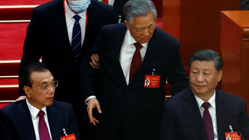 共産党大会が閉会に近づいたとき、中国の元指導者胡錦濤は予期せず部屋から出て行った