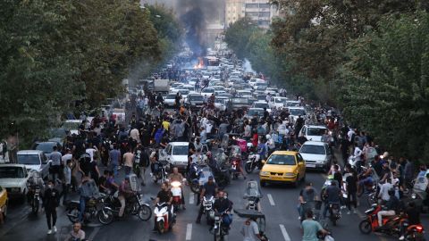 2022 年 9 月 21 日にイラン国外で AFP が入手した写真は、ラムハサ アミニが警察の拘留中に死亡した数日後、テヘランの路上で抗議活動を行っているイラン人の抗議者たちを示している。