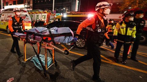 10月30日、韓国・ソウルの梨泰院でストレッチャーで運ばれる被害者の遺体。