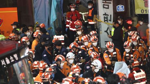 10月30日、ソウルで負傷者を治療する救急隊。