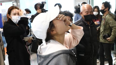 10 月 30 日、韓国ソウルのコミュニティ サービス センターで泣く行方不明者の親族。 