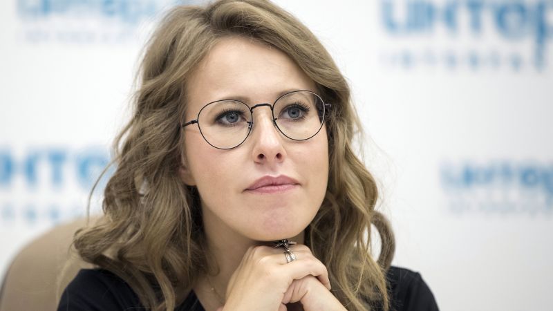 Ksenia Sobchak: プーチン大統領につながりのあるクレムリンの批評家は、アパートを探した後、ロシアから逃げました
