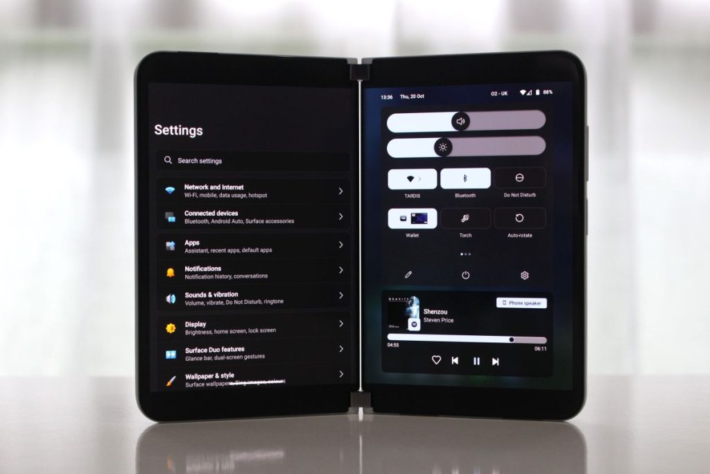 Surface Duo 用の Android 12L が、新しいユーザー インターフェイスなどで利用できるようになりました