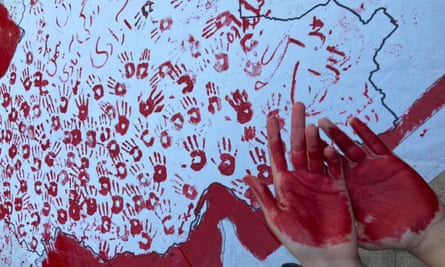 イランの学生は、手形で壁にイランの地図を描いた後、週末にイスファハンの芸術大学で抗議の座り込みに参加したと言われています.