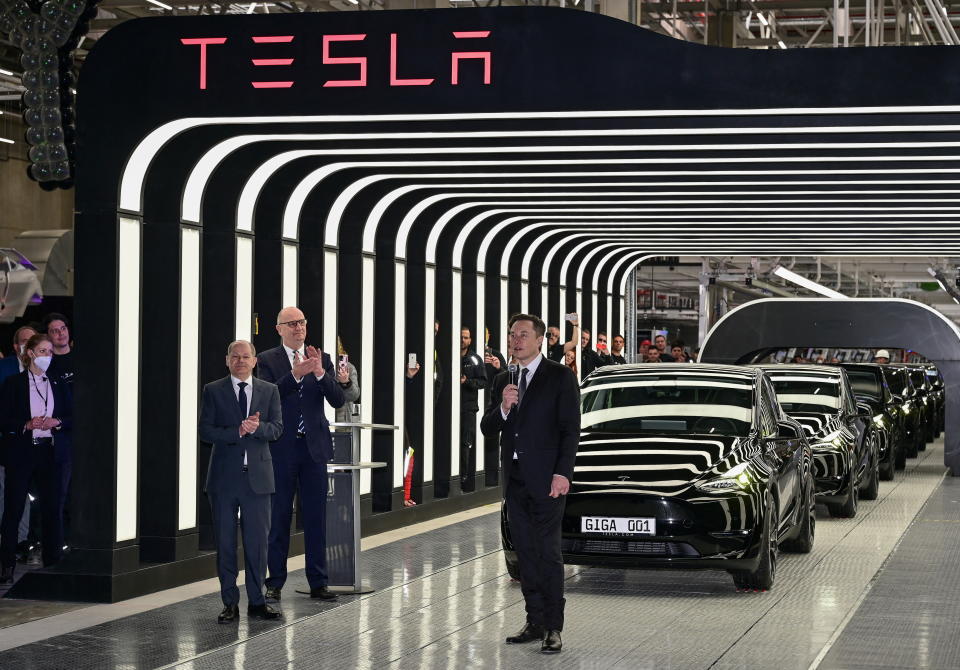2022 年 3 月 22 日、ドイツのグリューンハイデにある電気自動車用の新しいテスラ ギガ工場の開所式に出席するドイツのオラフ ショルツ首相、ブランデンブルクのディートマー ヴォイディック首相、イーロン マスク。ロイター経由のパトリック ブロール/プール