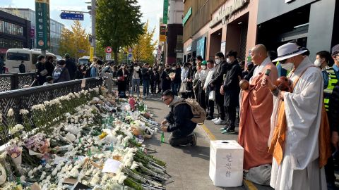2022 年 10 月 31 日にソウルで行われたハロウィーンの犠牲者を悼む人々。 