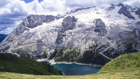 7 月の記録的な気温の中でイタリア アルプスのマルモラーダ氷河の一部が崩壊した後、プンタ ロカの頂上が見られます。
