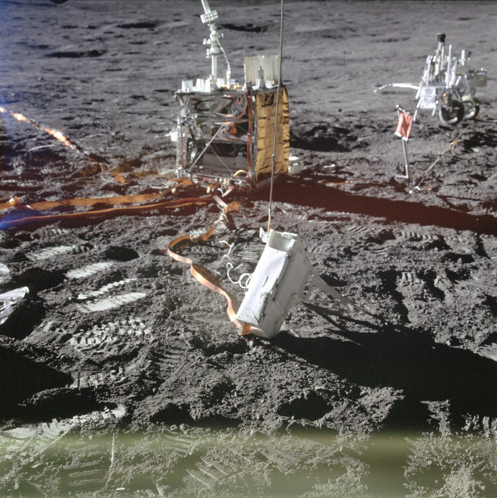最初の月面飛行中にアポロ 14 号の宇宙飛行士によって展開されたアポロ月面実験パッケージ (ALSEP) の 2 つのコンポーネントの拡大図。