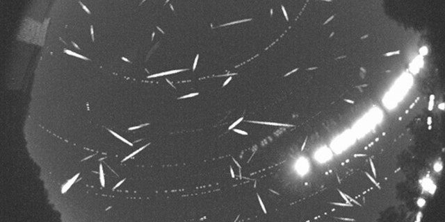 2014 年のふたご座流星群のピーク時に撮影されたこの合成画像には、100 以上の流星が記録されています。 