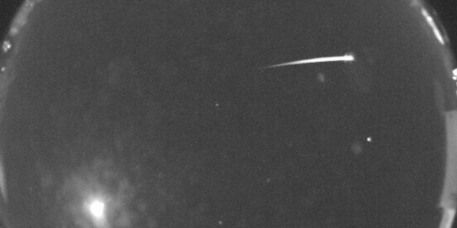 グリニッジ標準時で 11 月 17 日午前 1 時 45 分、ニュー メキシコ州立大学にある NASA の全天カメラが、空を横切るしし座流星のこの画像を捉えました。