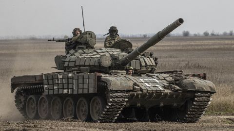 2022 年 11 月 9 日、ウクライナのヘルソン地域でウクライナ軍が最前線で戦闘を続ける中、ウクライナの戦車が見られる。