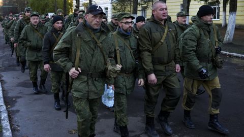部分的な動員中に徴兵されたロシア市民は、2022 年 10 月 10 日、ロシアのモスクワでのロシア・ウクライナ戦争への軍事召集の後、戦闘調整区域に送られているのが見られます。