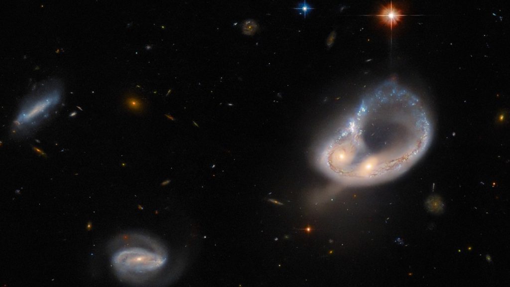 このハッブル宇宙望遠鏡の画像は、6億7100万光年離れた銀河の合体を示しています