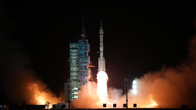 中国が3人の宇宙飛行士を新しい宇宙ステーションに打ち上げる
